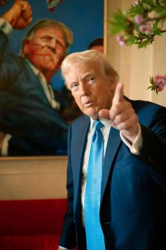 Трамп дал интервью The Time и обвинял Украину в развязывании войны на фоне своего портрета, подаренного Путиным