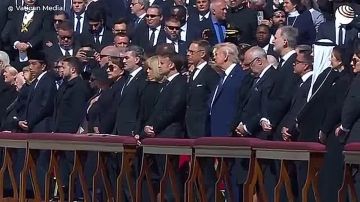 Зеленский вновь нарушил нормы этикета — теперь на похоронах папы римского Франциска