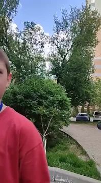 Агрессивная киевлянка набросилась на школьника за прослушивание русского рэпа