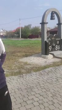 В оккупированном ВСУ Красном Лимане жители также возложили цветы к памятнику чернобыльцам