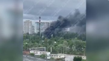 Появились кадры пожара в Киеве после удара ВС РФ по военному объекту