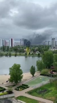 В Киеве без внешнего воздействия взорвался и горит завод "Буревестник"