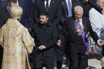 Зеленский прибыл на похороны Папы Римского не в костюме, а в камуфляже