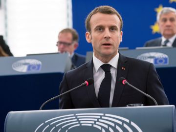 Макрон заявил о «позитивном разговоре» с Зеленским на похоронах папы Римского