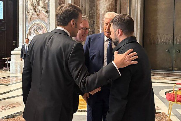 Зеленский встретился с Макроном в Риме после мессы