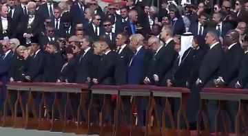 Зеленский, Макрон и Трамп стоят рядом друг с другом на церемонии прощания с Папой Франциском