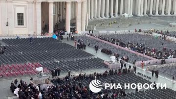 Верующих начали пропускать на площадь Святого Петра в Ватикане, где пройдет церемония похорон папы Римского