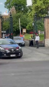 Кортежи Зеленского и Стармера выехали из резиденции британского посла в Италии