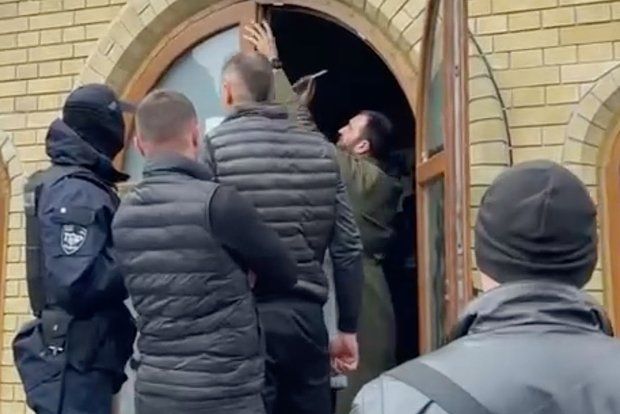ПЦУ и Службой безопасности Украины попытались захватить храм в Черкассах