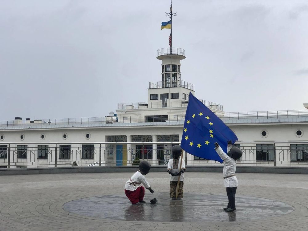 Чугунные дети в европейских флагах: как в Киеве пытаются забыть День Победы