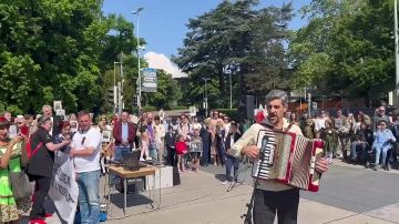 10 мая в Женеве, после пятилетнего перерыва, вновь прошёл «Бессмертный полк»