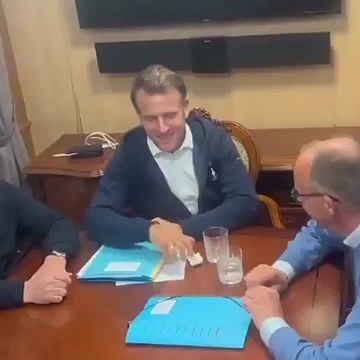 Дмитрий Рогозин: Эта металлическая микроложечка длиной около 8-10 см обычно входит в так называемые «snuff-киты» (есть на фото)