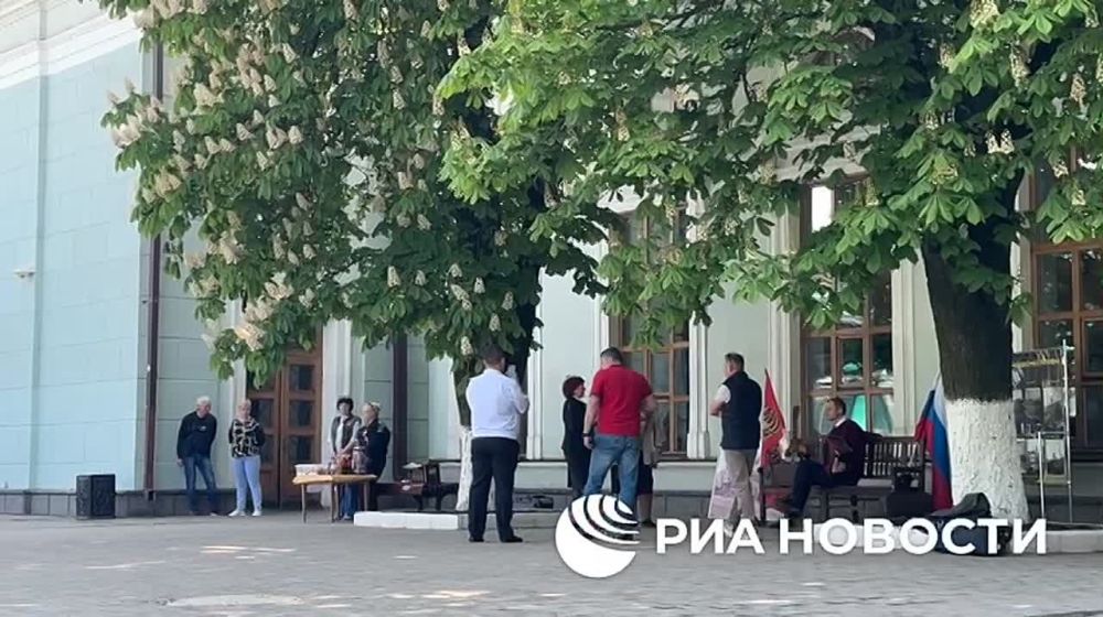 РОССИЯ - НАША СТРАНА!. ПЕРВЫЙ ЗА 11 ЛЕТ ПАССАЖИРСКИЙ ПОЕЗД ПРИБЫЛ НА Ж/Д ВОКЗАЛ ДОНЕЦКА