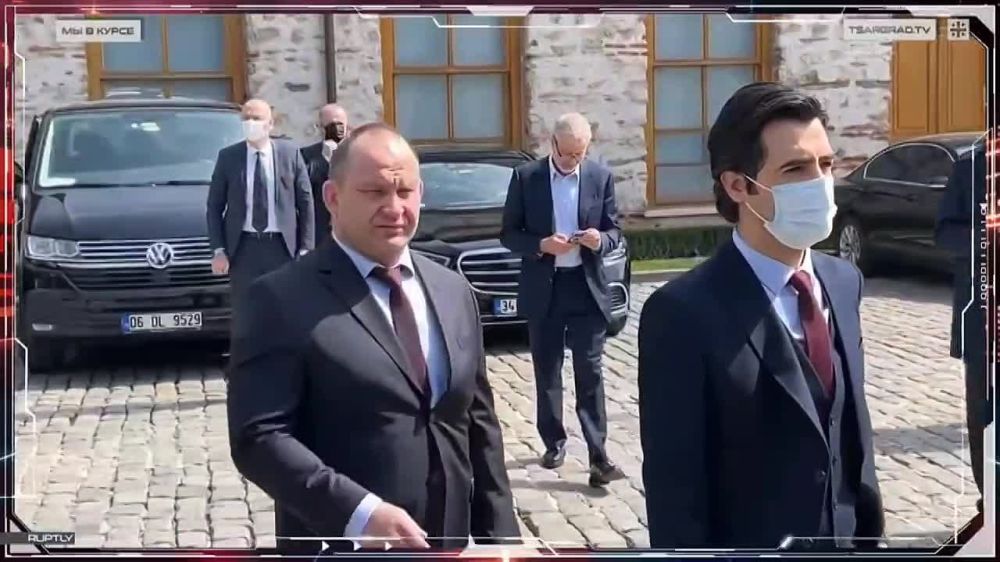 Подозрительные лица в Кремле и знакомые фамилии в Стамбуле?