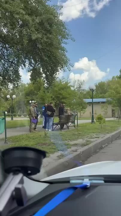 Украинские СМИ пишут об увольнении харьковского сотрудника ТЦК, который бил учителя при проверке документов