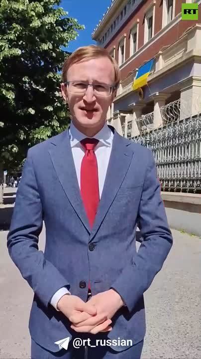 На здании генконсульства Германии в Стамбуле вывесили флаг Украины, сообщает корр RT Иван Медведев: