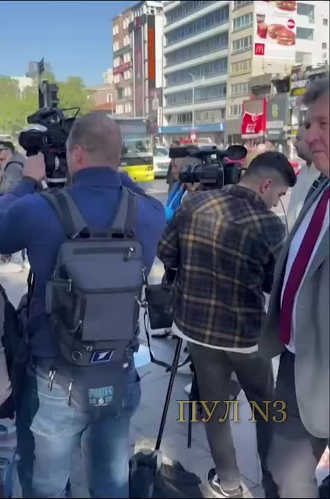 Куча журналистов и камер: Обстановка около дворца Долмабахче, в котором сегодня пройдут переговоры по Украине – делегация России уже прибыла в Стамбул
