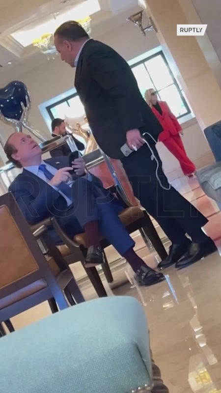 На полях переговоров в Стамбуле в объектив Ruptly попал американский инвестор Джентри Бич, которого американские СМИ называют ключевым советником Трампа