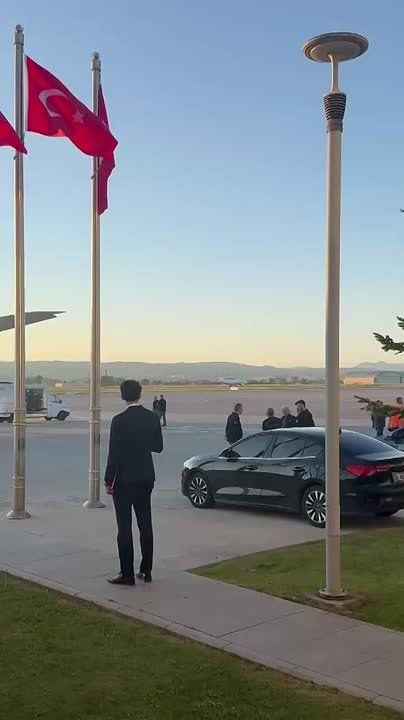 Зеленский завершил визит в Турцию и теперь направляется в Албанию