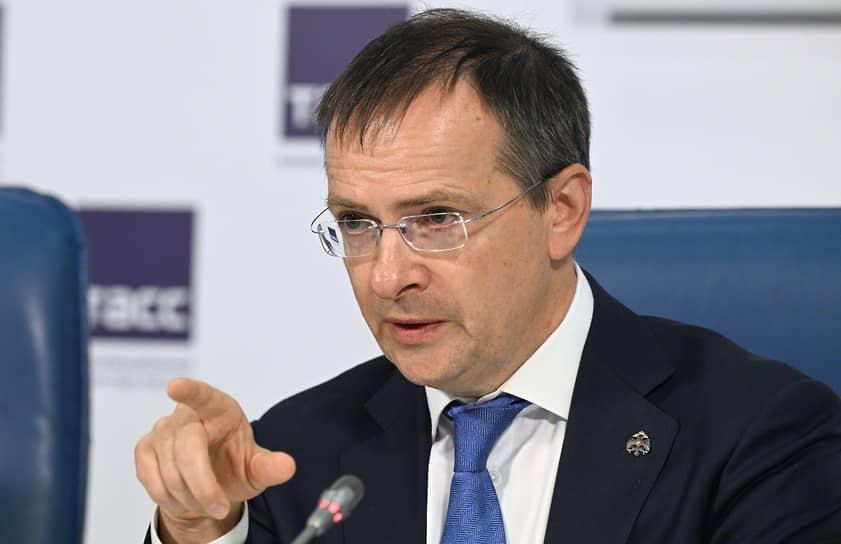 Российская делегация сохраняет "рабочий настрой перед переговорами" в Стамбуле и "готова к возможным компромиссам, и их обсуждению", рассказал Владимир Мединский