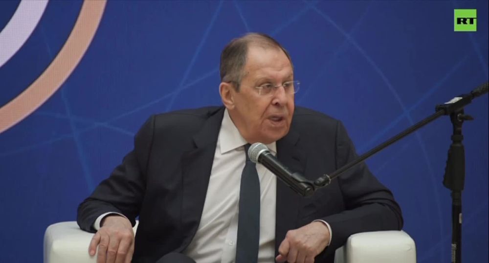 Лавров: дипломатией нужно заниматься профессионально, а не как Зеленский — кричать в микрофон и требовать, чтобы «Путин лично ко мне сюда приехал»