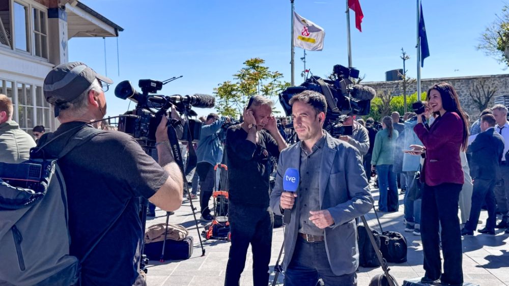 Жители Стамбула пришли к месту переговоров России и Украины, чтобы стать частью истории