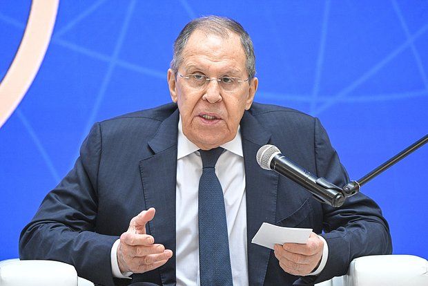 Лавров: Требуя присутствия Путина на переговорах Зеленский выглядит жалко