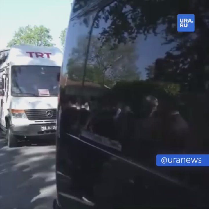 Российские и иностранные журналисты собрались у дворца Долмабахче