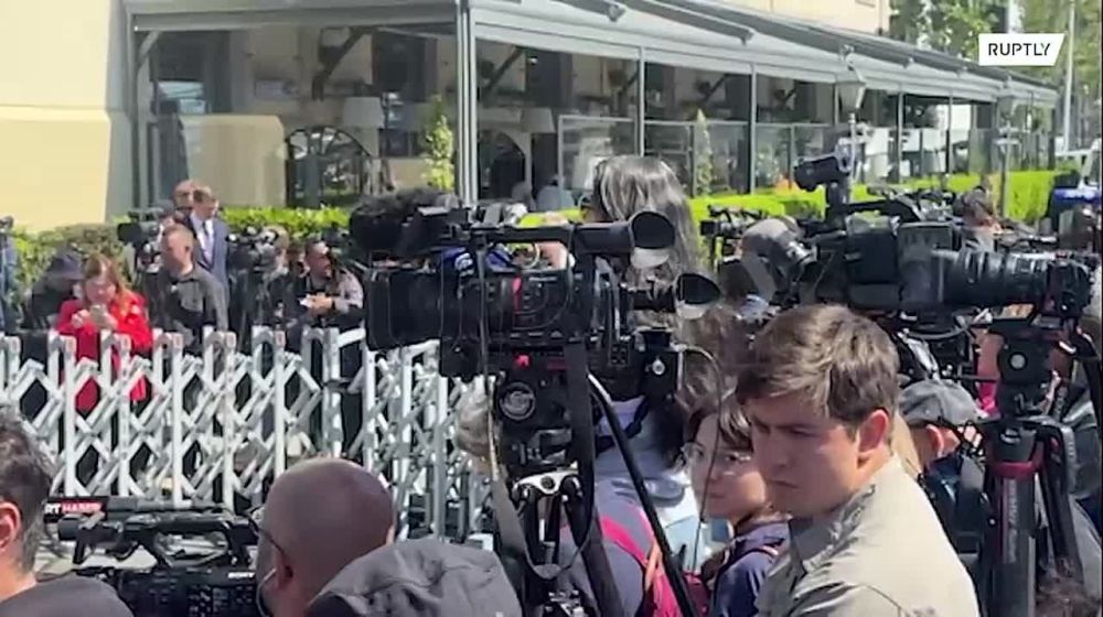 В Стамбуле +17, а делегаций пока нет: сотни журналистов со всего мира продолжают стоять у дворца Долмабахче