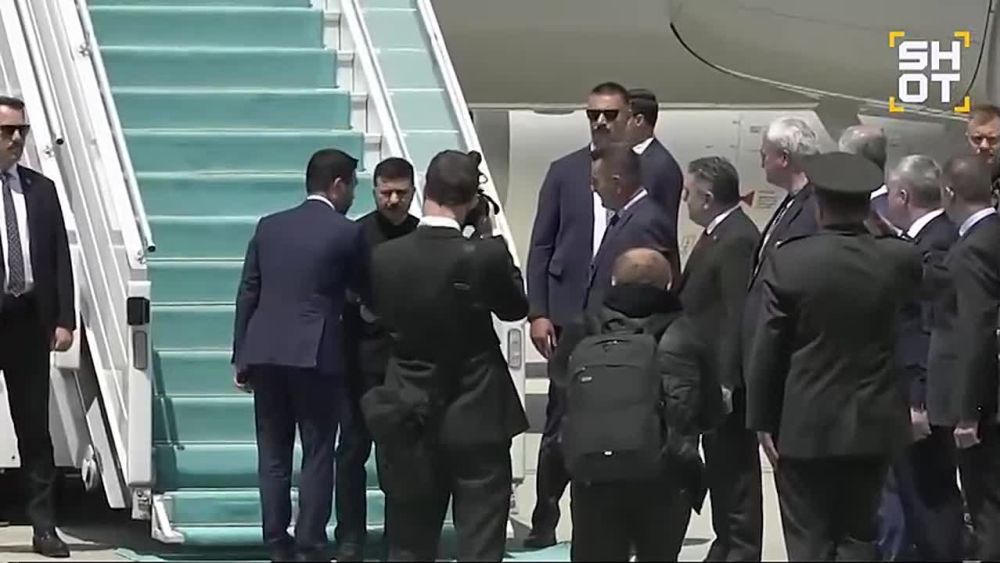 Зеленский хочет быть поближе к переговорам, чтобы «подскочить» на них, если его «дожмут», поэтому прилетел в Анкару