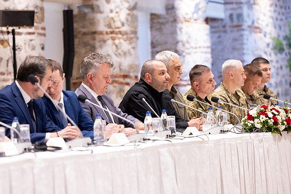 Члены делегации Украины прибыли на мирные переговоры в Турции в одежде милитари