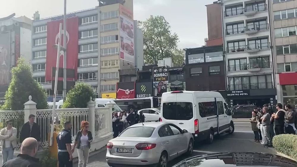 Автомобили делегации Украины покидают территорию офиса президента Турции Долмабахче