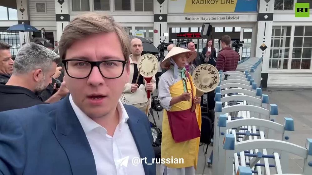 Буддистские монахи второй день приходят к дворцу Долмабахче, чтобы помолиться за мир