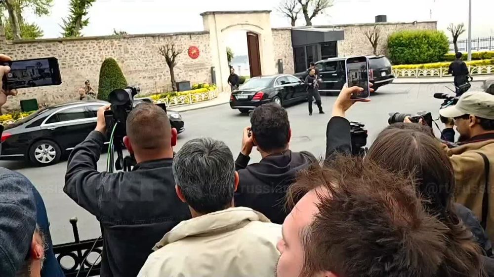 Во дворец Долмабахче, где планируются переговоры с делегациями России и Украины, прибыли, вероятно, представители Турции, сообщает корр RT Костя Придыбайло @pridybaylo_k