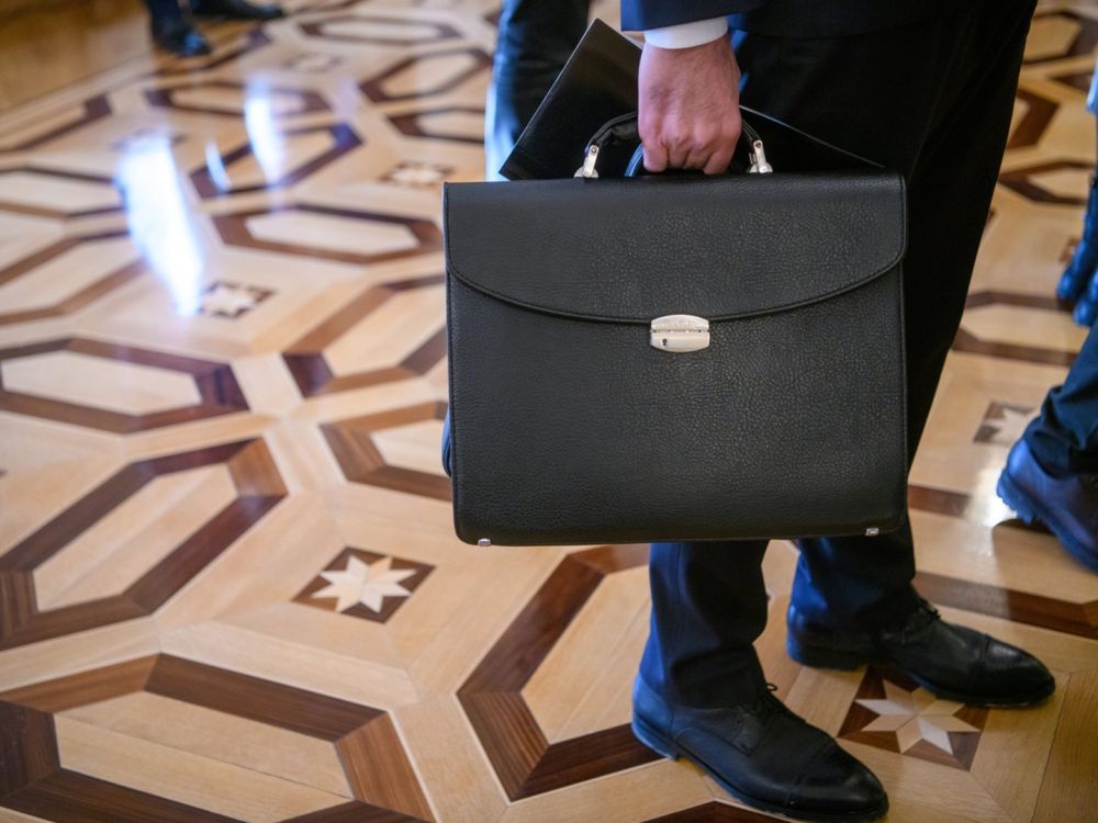 Большинство делегатов Украины одеты в военную одежду