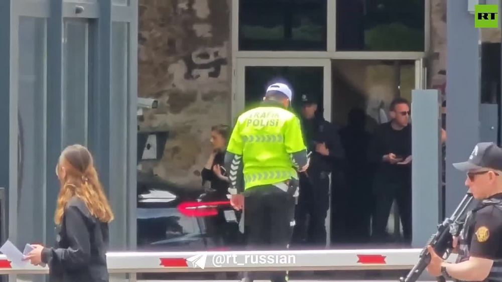 Ещё одна из машин российской делегации приехала к месту переговоров России и Украины, сообщает корр RT Костя Придыбайло @pridybaylo_k