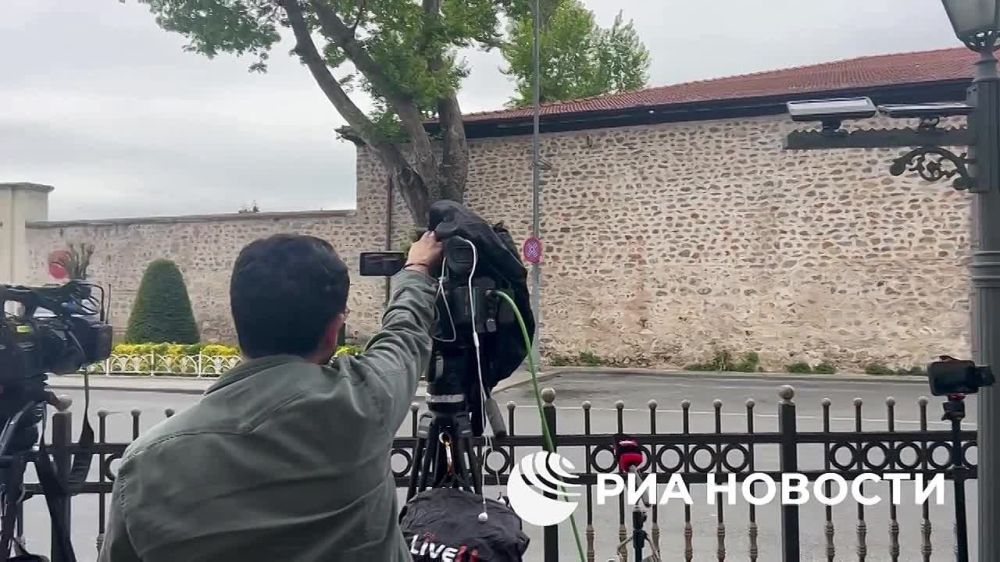 Ждать — одна из рабочих обязанностей журналистов