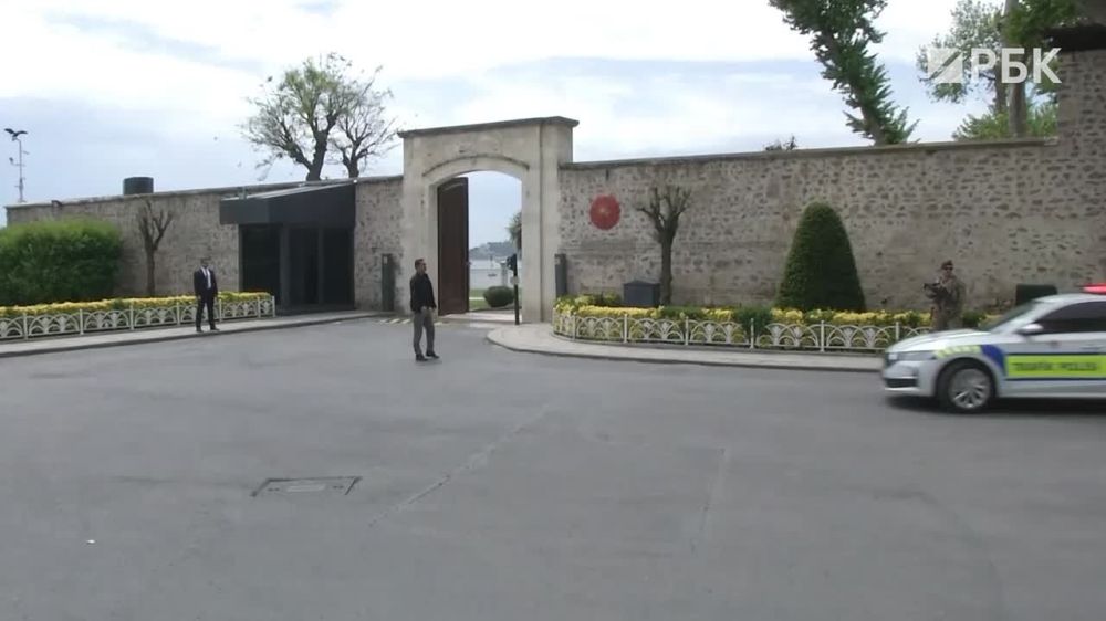 Кадры прибытия Мединского на переговоры с Украиной