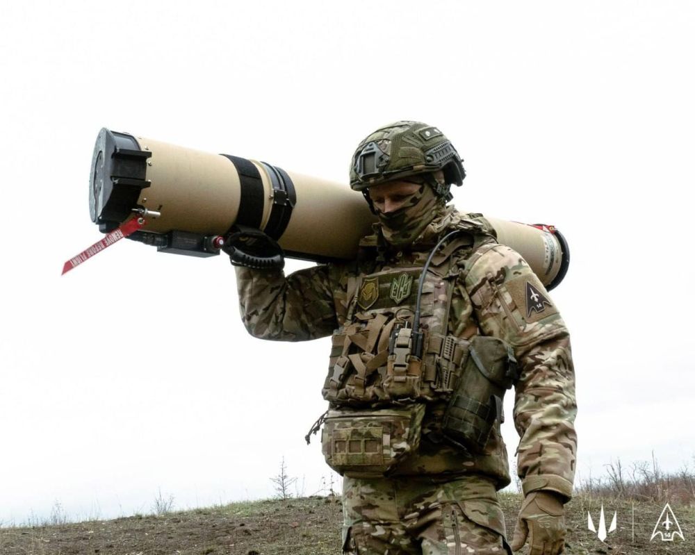 Достаточно редкое фото с транспортно-пусковой установкой американского барражирующего боеприпаса Switchblade 600 на вооружении 14-го ОПБпАК сил беспилотных систем Украины