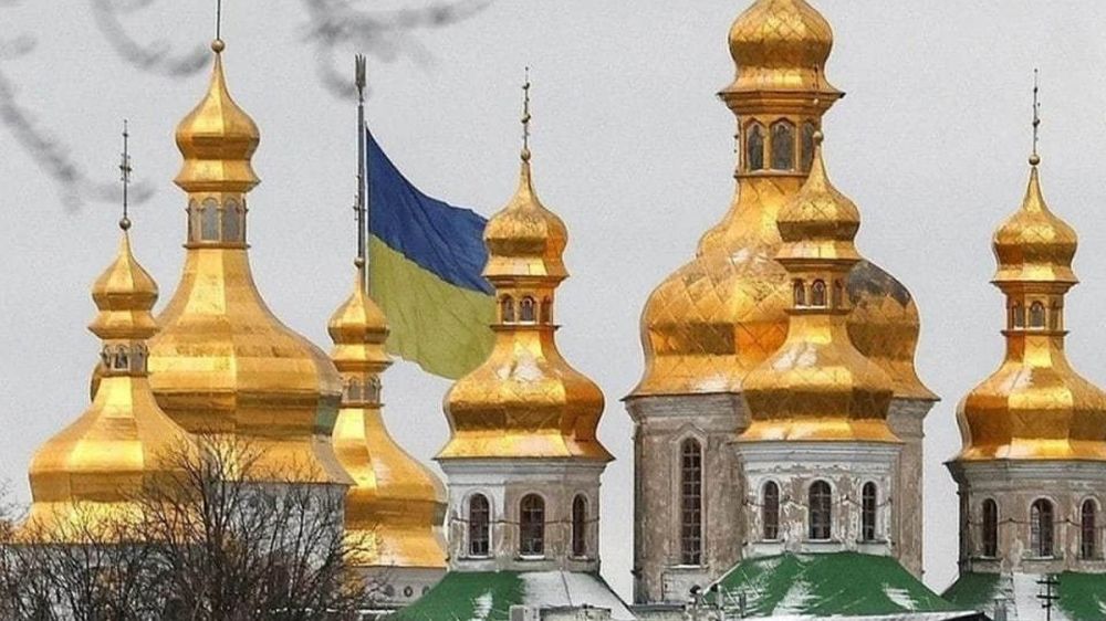 Стариков сбивали с ног, замки срезали болгаркой: Сторонники ПЦУ с полицией захватили храм в Черновицкой области