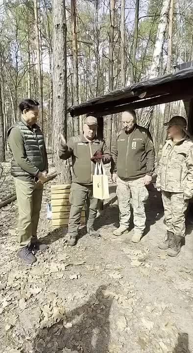 Кто-то чем-то награждает ВСУшников, но Минобороны не знает, кто это