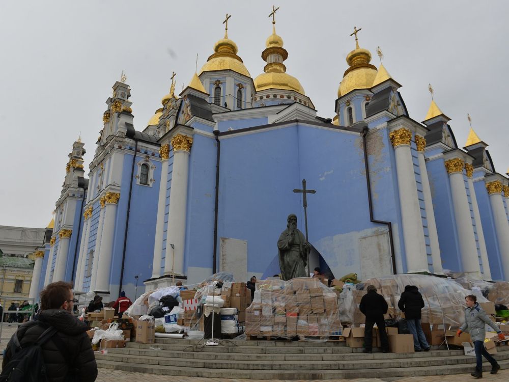 На Украине толпа противников УПЦ прорвалась в храм, выломав двери. Видео