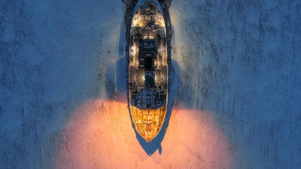 "Арктические" поручения Путина и дождь с песком в Крыму – главное за день