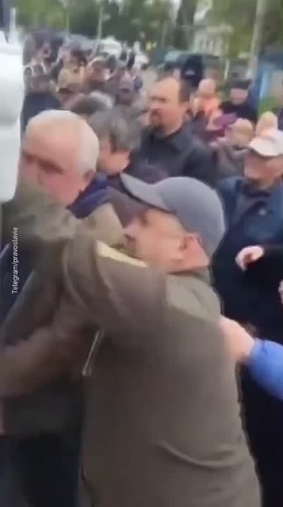 На Украине сторонники раскольнической ПЦУ захватили Храм Рождества Пресвятой Богородицы в Черновицкой области