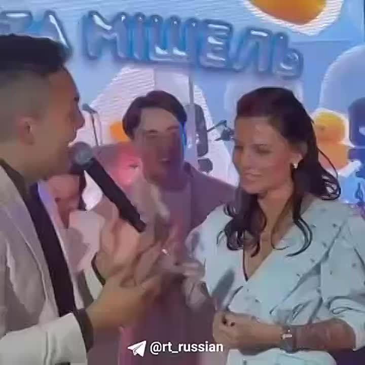 На Украине блогер закатила глаза и выругалась, когда её попросили спеть на украинском языке