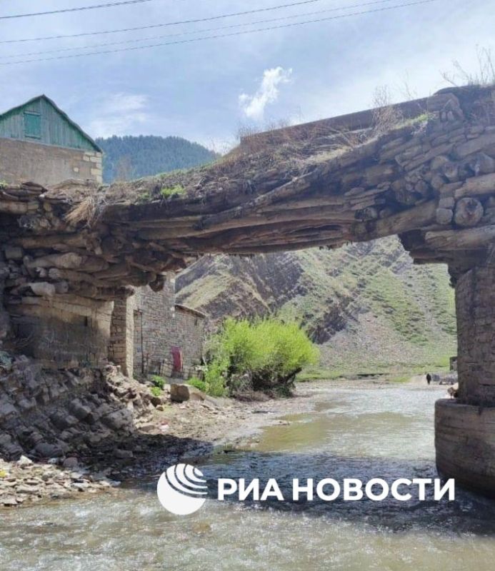 Старинный мост, построенный в XV веке в селе Кунки Дахадаевского района Дагестана, частично обрушился после обильных осадков, сообщили РИА Новости в агентстве по охране культурного наследия республики