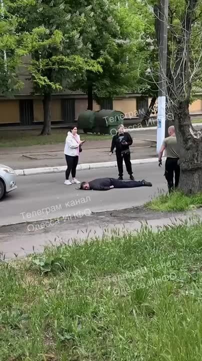 В Одессе мужчину бросили на дороге