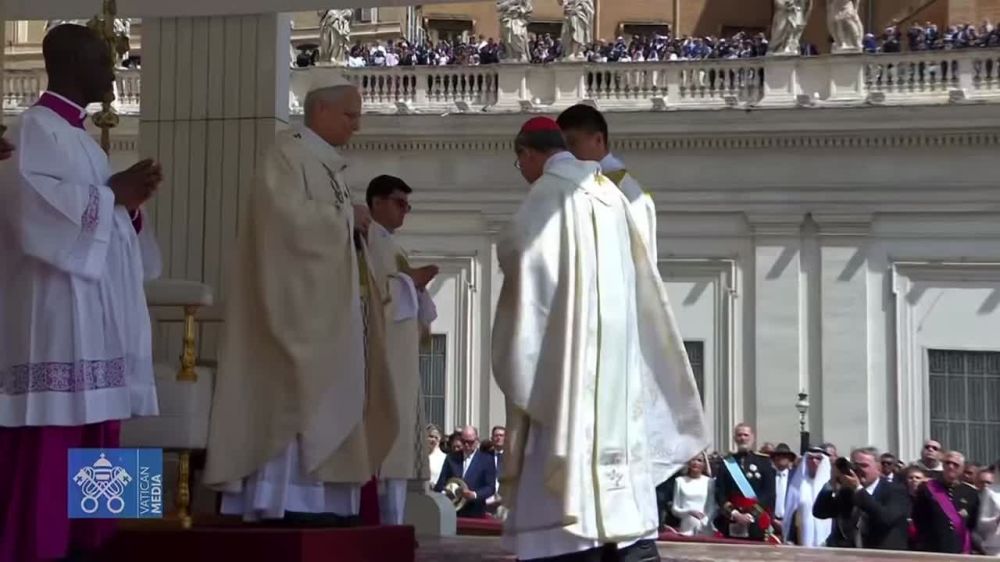 Новый папа римский Лев XIV официально возведён на престол понтифика