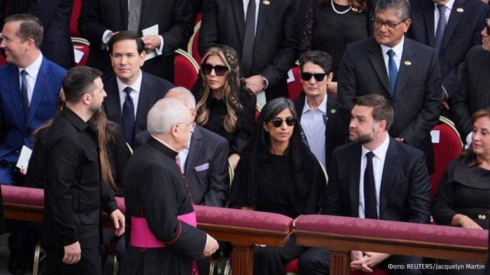 Вице-президент США Джей Ди Вэнс и украинский лидер Владимир Зеленский провели встречу в Ватикане, передает AFP