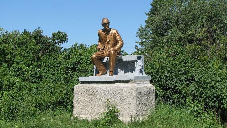 На Украине несовершеннолетние разбили памятник биологу Мичурину